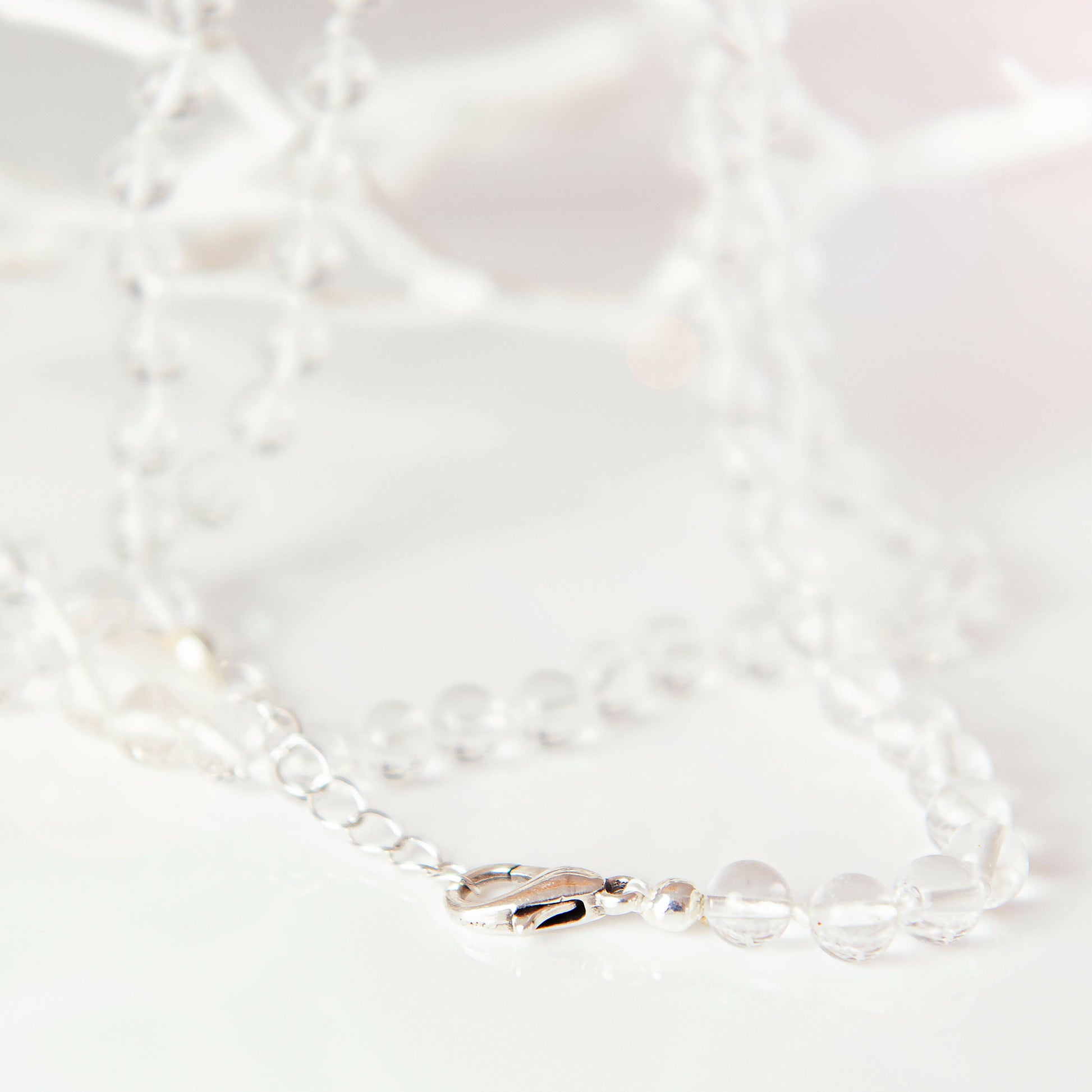 Bergkristallkette – Handgeknüpft mit Liebe.