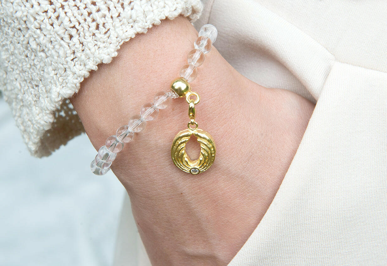 Bergkristall-Armband mit Engel-Charm – Gold.