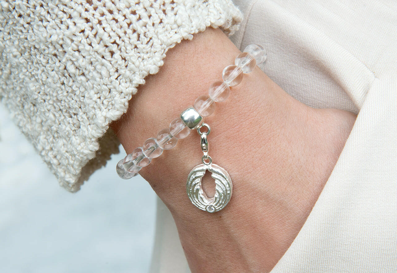 Bergkristall-Armband mit Engel-Charm – Silber.