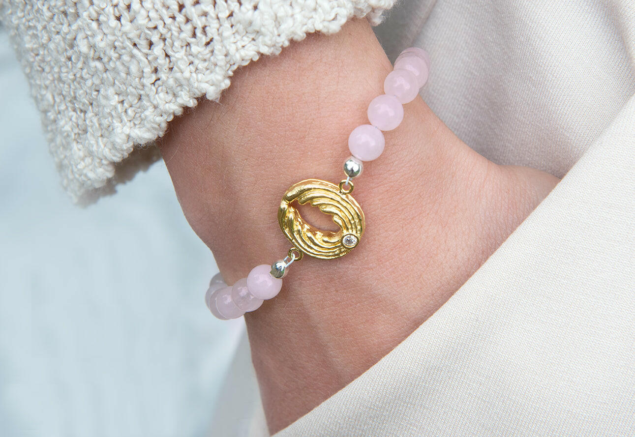 Rosenquarz-Armband mit Engel – Gold.