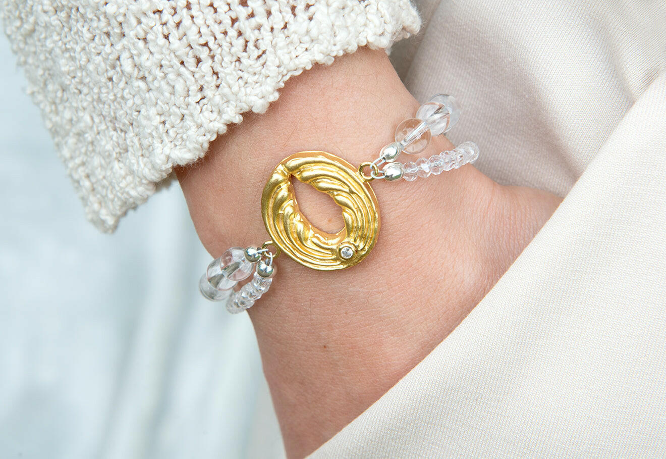 Zweifaches Bergkristall-Armband mit Engel – Gold.