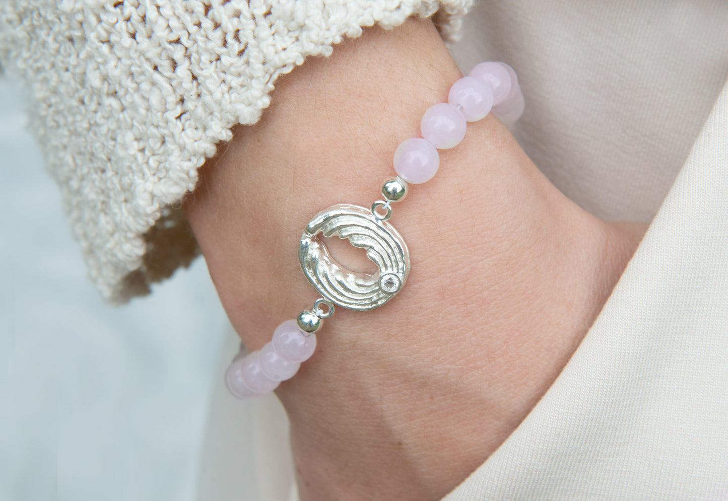 Rosenquarz-Armband mit Engel – Silber.