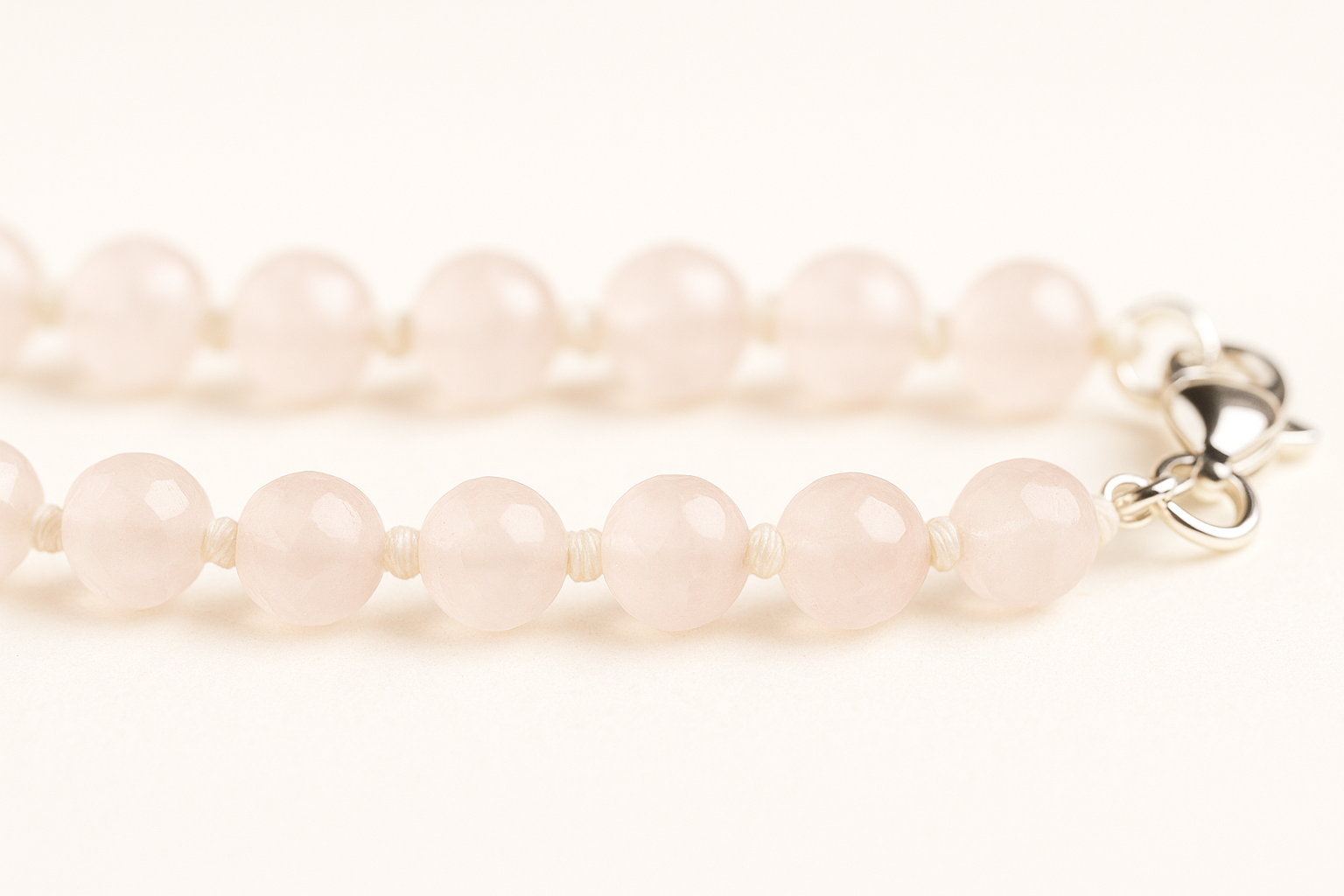 Rosenquarzkette – Handgeknüpft mit Liebe.