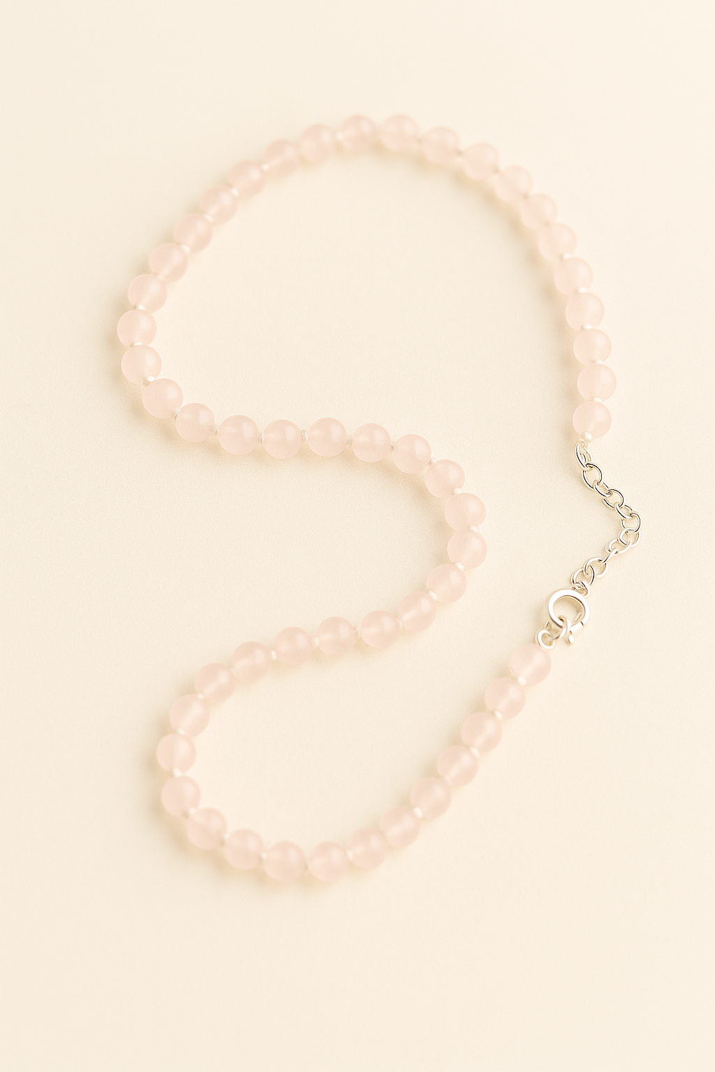 Rosenquarzkette – Handgeknüpft mit Liebe.