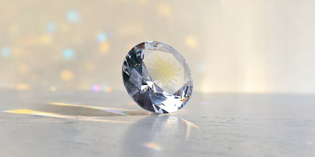 Seelenklarheit — Kristall der Klarheit Glasdiamant mit goldenem Lichtcode-Symbol von Diana Wunsch, spirituelles Symbol heilige Geometrie
