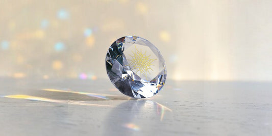 Seelenklarheit — Kristall der Klarheit Glasdiamant mit goldenem Lichtcode-Symbol von Diana Wunsch, spirituelles Symbol heilige Geometrie