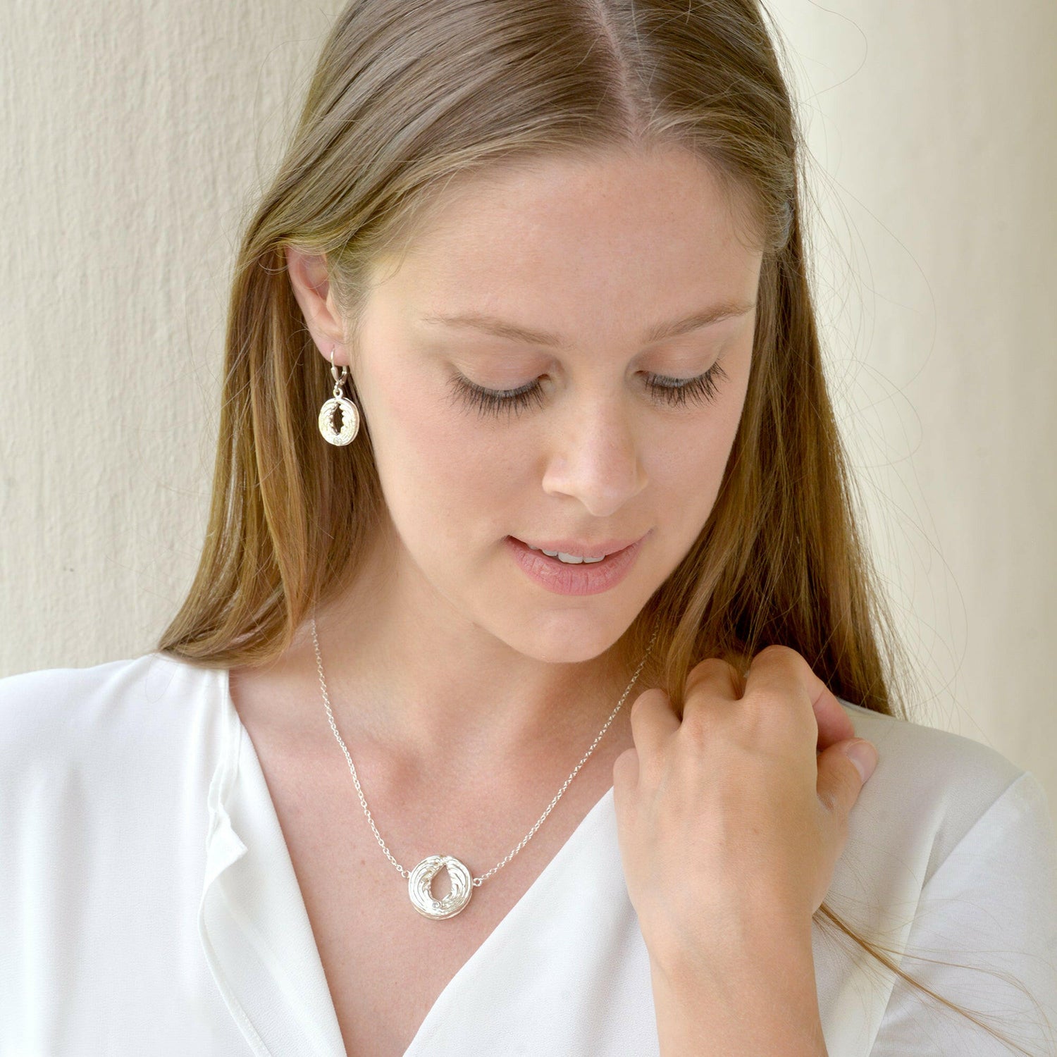 Frau trägt spirituellen Schmuck von Diana Wunsch – Engelanhänger und Ohrringe Silber