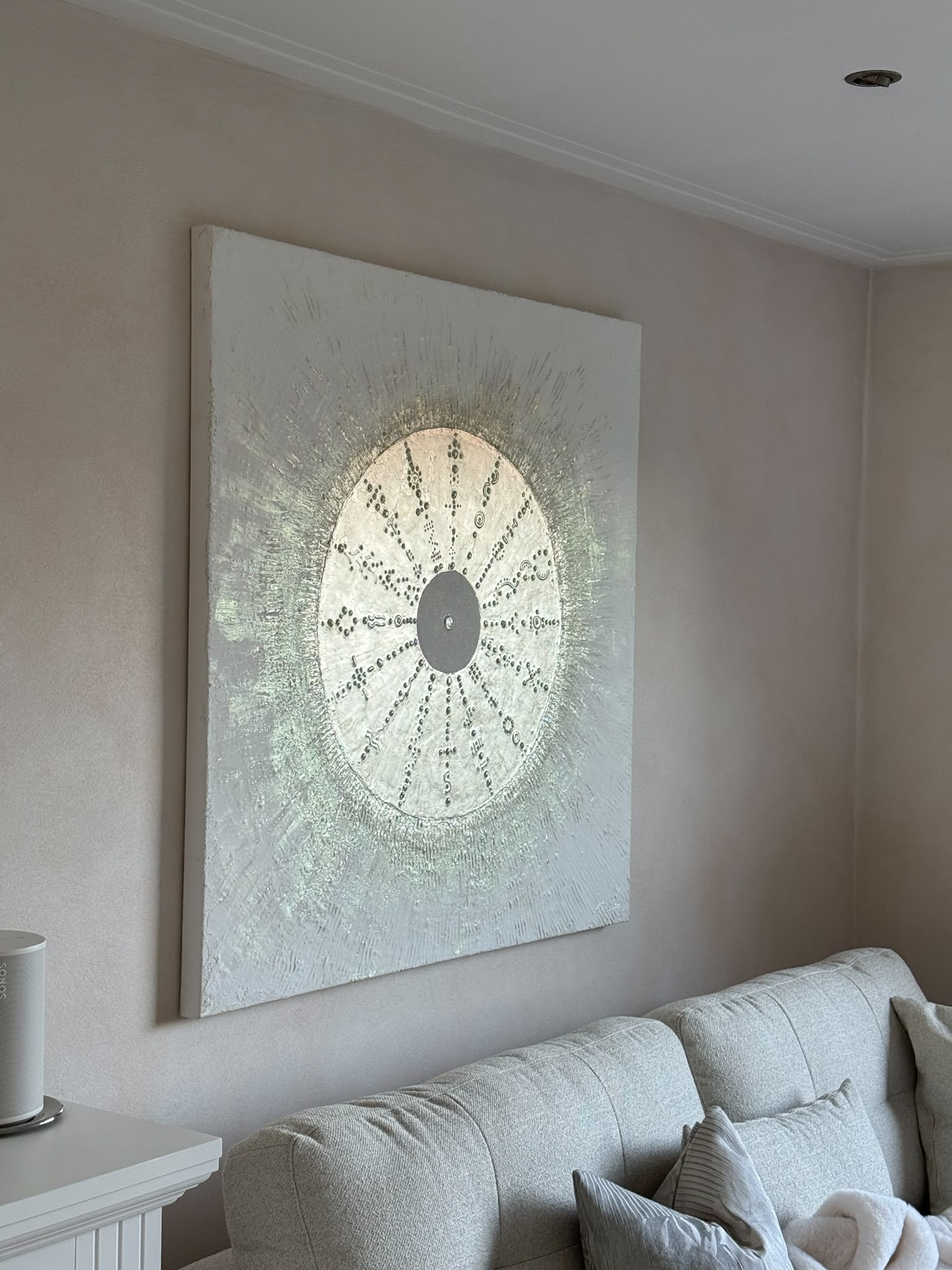 Energiebild Seelenportal von Diana Wunsch im Wohnzimmer – spirituelles Wandbild mit Weißgold