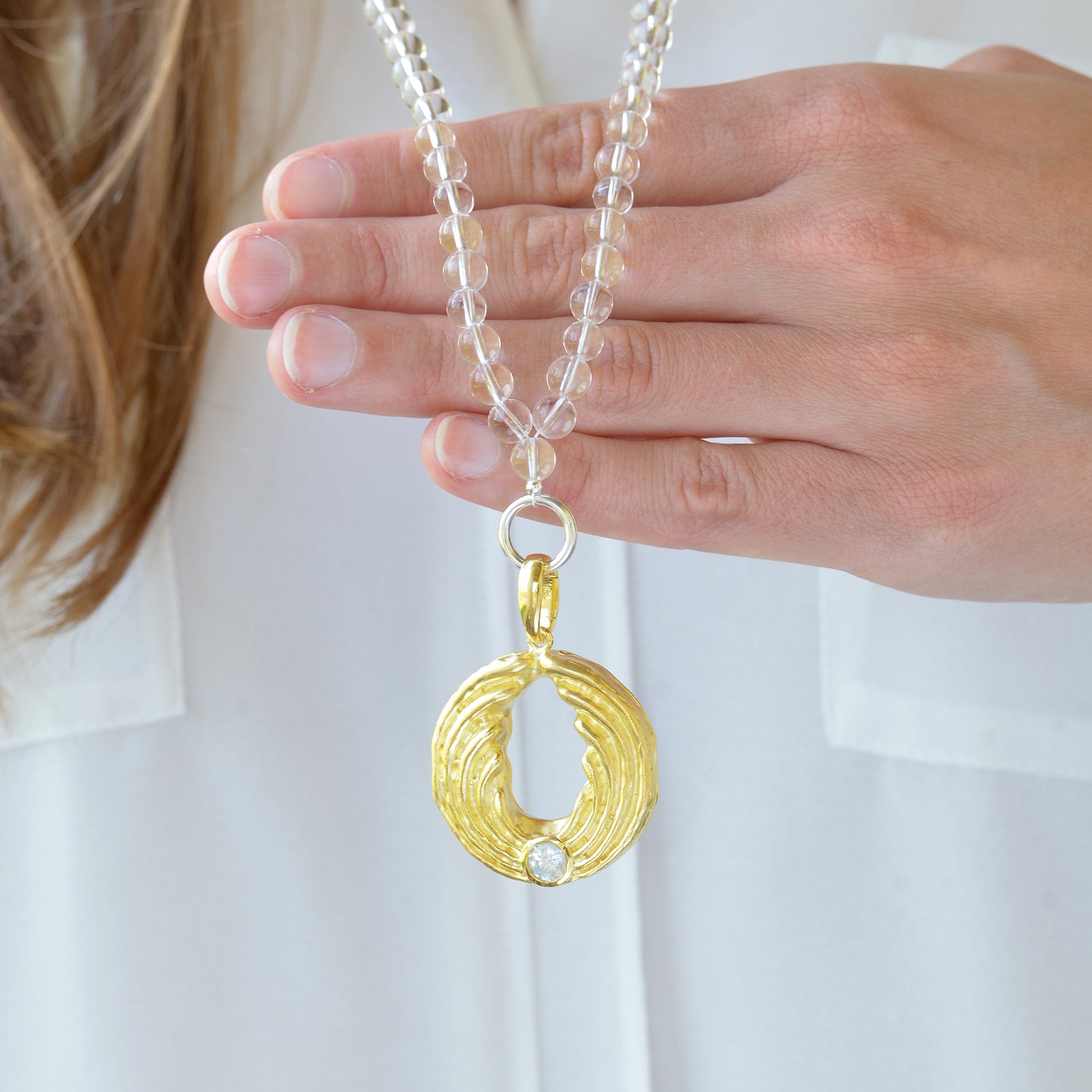 Engelanhänger zum Öffnen – energetischer Schmuck 925 Silber vergoldet mit Bergkristall von Diana Wunsch getragen