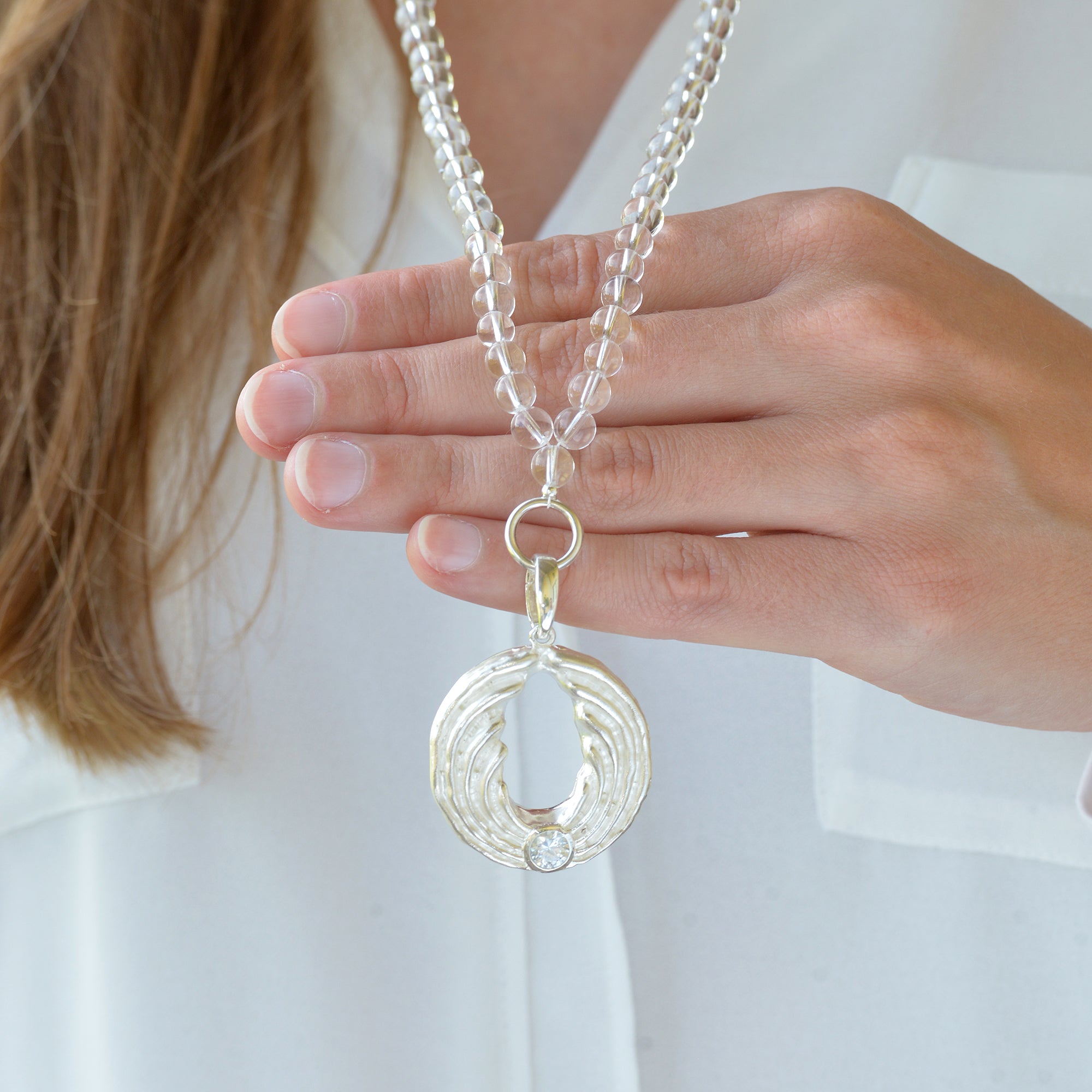 Engelanhänger zum Öffnen – energetischer Schmuck 925 Silber mit Bergkristall von Diana Wunsch getragen