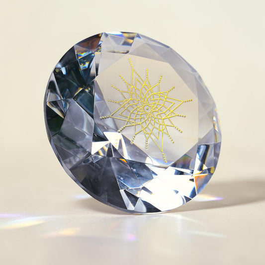 Energetischer Lichtkristall im Diamantschliff mit goldenem Symbol heiliger Geometrie – Kristall der Klarheit von Diana Wunsch, spirituelles Geschenk für Frauen, handverlesen aus Baden-Baden