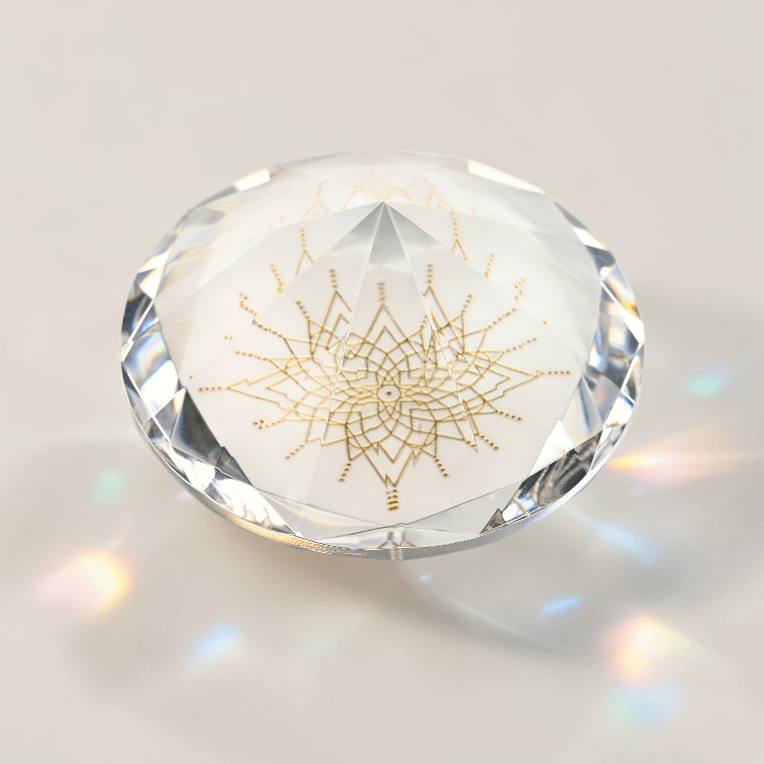 Lichtcode-Symbol heiliger Geometrie auf Glasdiamant von Diana Wunsch – Kristall der Klarheit von oben, spirituelles Symbolobjekt mit Lichtbrechung, energetischer Fokuspunkt für Meditation und innere Ausrichtung