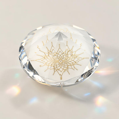 Lichtcode-Symbol heiliger Geometrie auf Glasdiamant von Diana Wunsch – Kristall der Klarheit von oben, spirituelles Symbolobjekt mit Lichtbrechung, energetischer Fokuspunkt für Meditation und innere Ausrichtung