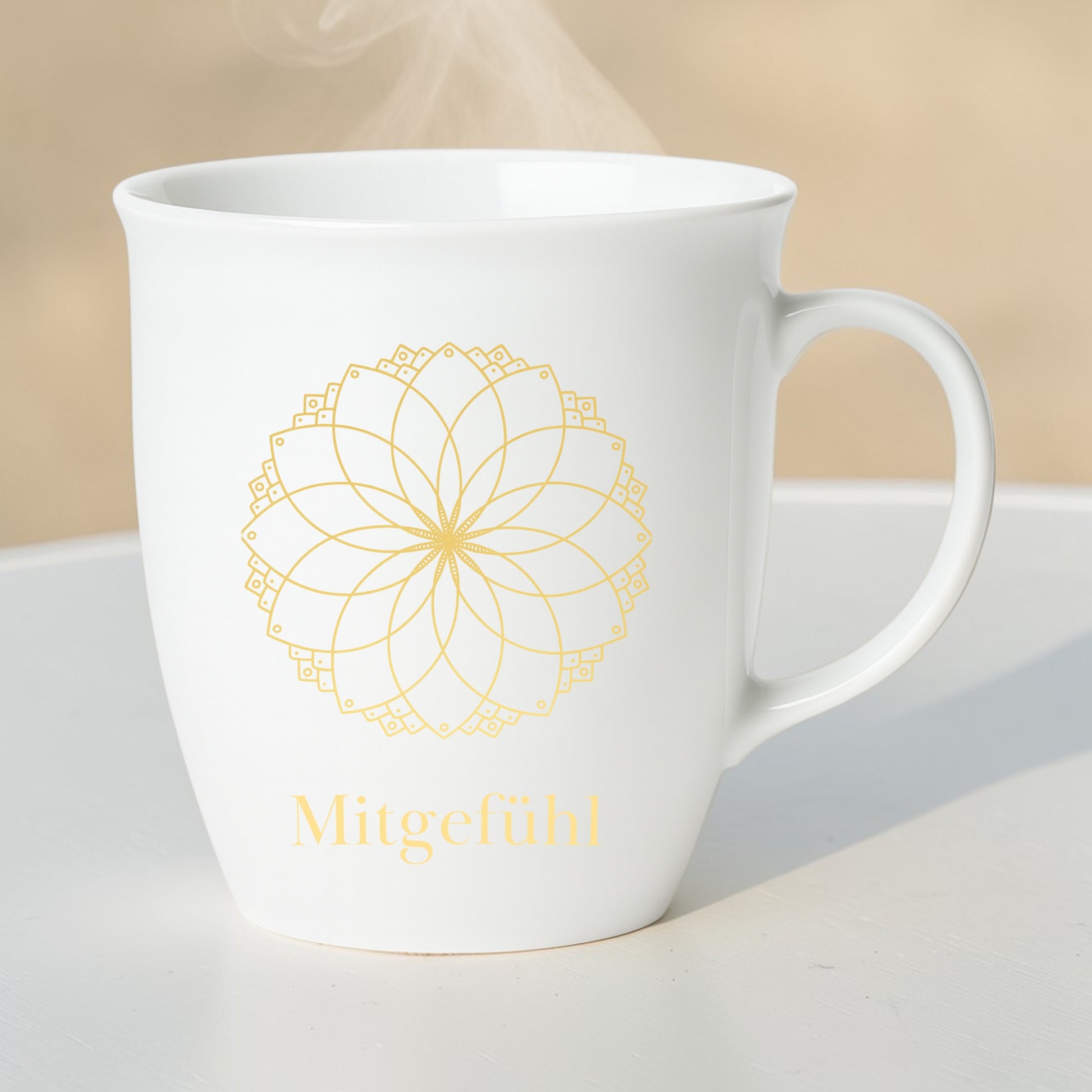 Ritual-Tasse mit Goldsymbol Mitgefühl, steht auf Tisch – spirituelles Geschenk Diana Wunsch